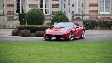 Ferrari F12 Berlinetta rouge 3/4 avant gauche 5