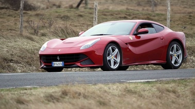 Ferrari F12 Berlinetta rouge 3/4 avant gauche