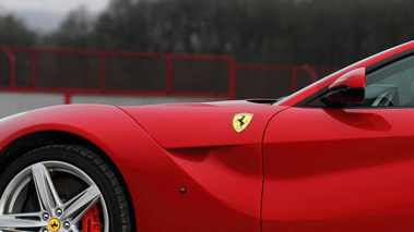 Ferrari F12 Berlinetta rouge airbridge