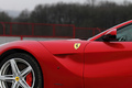 Ferrari F12 Berlinetta rouge airbridge