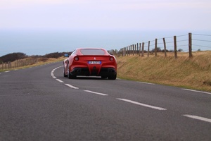 Ferrari F12 Berlinetta rouge vue de la face arrière