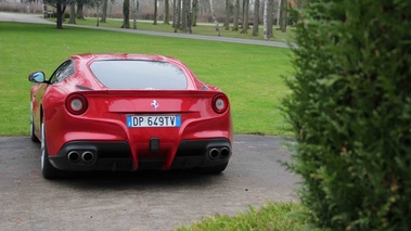 Ferrari F12 Berlinetta rouge face arrière 5