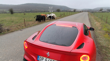 Ferrari F12 Berlinetta rouge face arrière debout