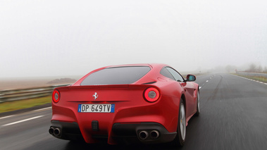 Ferrari F12 Berlinetta rouge face arrière travelling penché