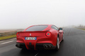 Ferrari F12 Berlinetta rouge face arrière travelling penché