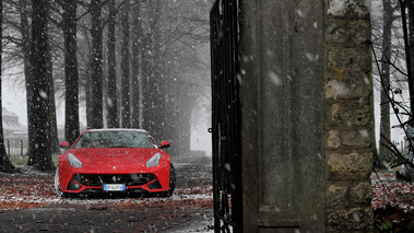 Ferrari F12 Berlinetta rouge face avant 2