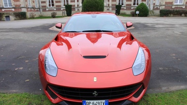 Ferrari F12 Berlinetta rouge face avant 2