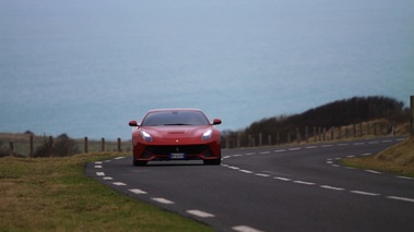 Ferrari F12 Berlinetta rouge face avant 3