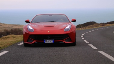 Ferrari F12 Berlinetta rouge face avant 4