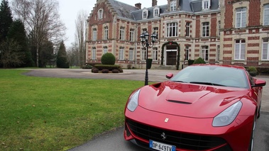 Ferrari F12 Berlinetta rouge face avant 6