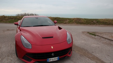 Ferrari F12 Berlinetta rouge face avant 7