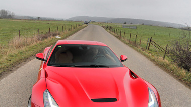 Ferrari F12 Berlinetta rouge face avant debout