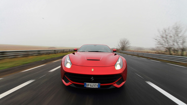 Ferrari F12 Berlinetta rouge face avant travelling