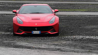 Ferrari F12 Berlinetta rouge face avant