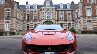 Ferrari F12 Berlinetta rouge face avant