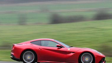 Ferrari F12 Berlinetta rouge filé