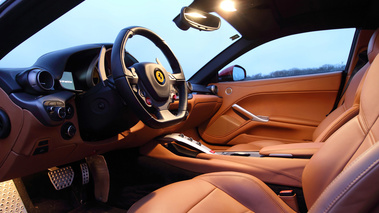 Ferrari F12 Berlinetta rouge intérieur