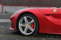 Ferrari F12 Berlinetta rouge jante
