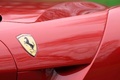 Ferrari F12 Berlinetta rouge logo aile