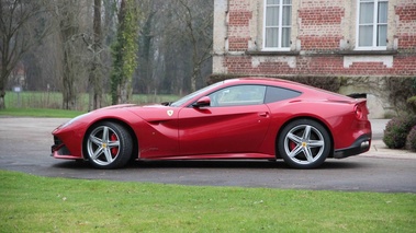 Ferrari F12 Berlinetta rouge profil 2