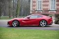 Ferrari F12 Berlinetta rouge profil 2