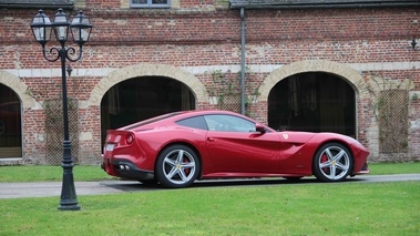 Ferrari F12 Berlinetta rouge profil 3