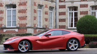 Ferrari F12 Berlinetta rouge profil