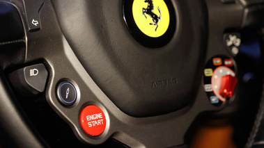 Ferrari F12 Berlinetta rouge start button