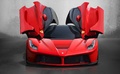 Ferrari LaFerrari rouge face avant portes ouvertes