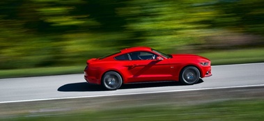 Ford Mustang 2014 - rouge - profil droit dynamique