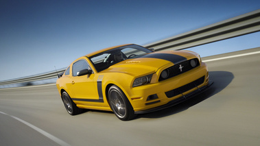 Ford Mustang MY2013 - Boss 302 jaune- 3/4 avant droit dynamique