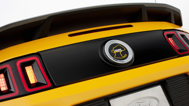 Ford Mustang MY2013 - Boss 302 jaune- détail, logo arrière
