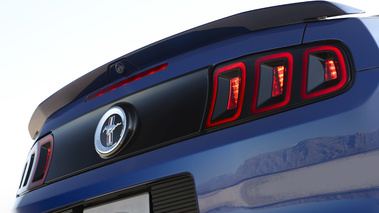 Ford Mustang MY2013 - détails feux arrière, cabrio bleu