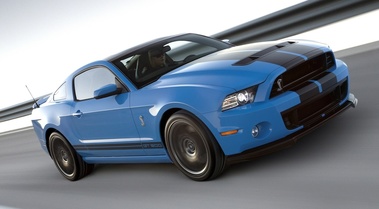 Ford Mustang MY2013 - Shelby GT500 bleue - 3/4 avant gauche, dynamique