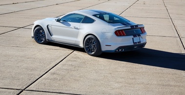 Shleby GT350 Mustang - Blanche, bandes bleues - 3/4 arrière gauche