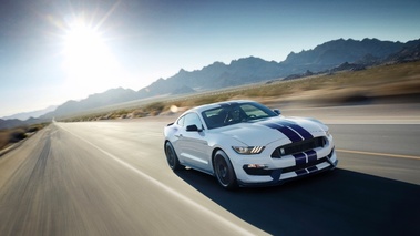 Shleby GT350 Mustang - Blanche, bandes bleues - 3/4 avant droit dynamique