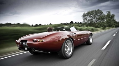 Eagle Speedster rouge 3/4 arrière droit travelling penché
