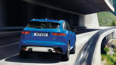 Jaguar F-Pace - Bleu - 3/4 arrière droit dynamique