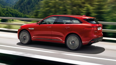 Jaguar F-Pace - Rouge - 3/4 arrière gauche dynamique