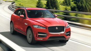 Jaguar F-Pace - Rouge - 3/4 avant droit dynamique