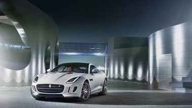 Jaguar F-Type Coupe blanc 3/4 avant gauche