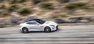 Jaguar F-Type Coupé blanc - profil droit dyanmqiue