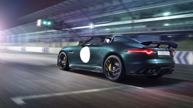 Jaguar F-Type Project 7 - bleue - 3/4 arrière gauche dynamique; de nuit