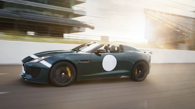 Jaguar F-Type Project 7 - bleue - 3/4 avant droit dynamique