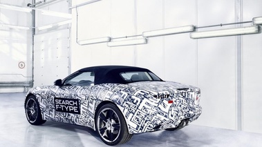 Jaguar F-Type - proto camouflé - 3/4 arrière gauche