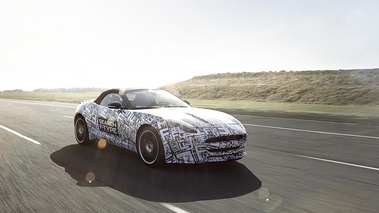 Jaguar F-Type - proto camouflé - 3/4 avant droit, dynamique