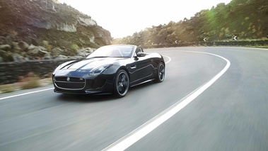 Jaguar F-Type S V8 noir 3/4 avant gauche travelling