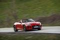 Jaguar F-Type S V8 rouge 3/4 avant droit filé penché