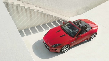 Jaguar F-Type S V8 rouge 3/4 avant gauche vue de haut