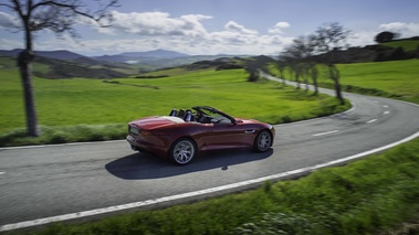 Jaguar F-Type V6 S rouge 3/4 arrière droit filé